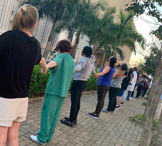 Foto 3 de 9 — Pedido de Socorro: Cerca de 500 pessoas “abraçam” Santa Casa de Araraquara